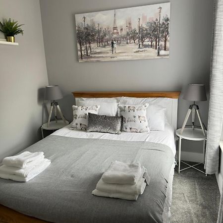 Modern, Spacious And Central Location 에버데어 외부 사진