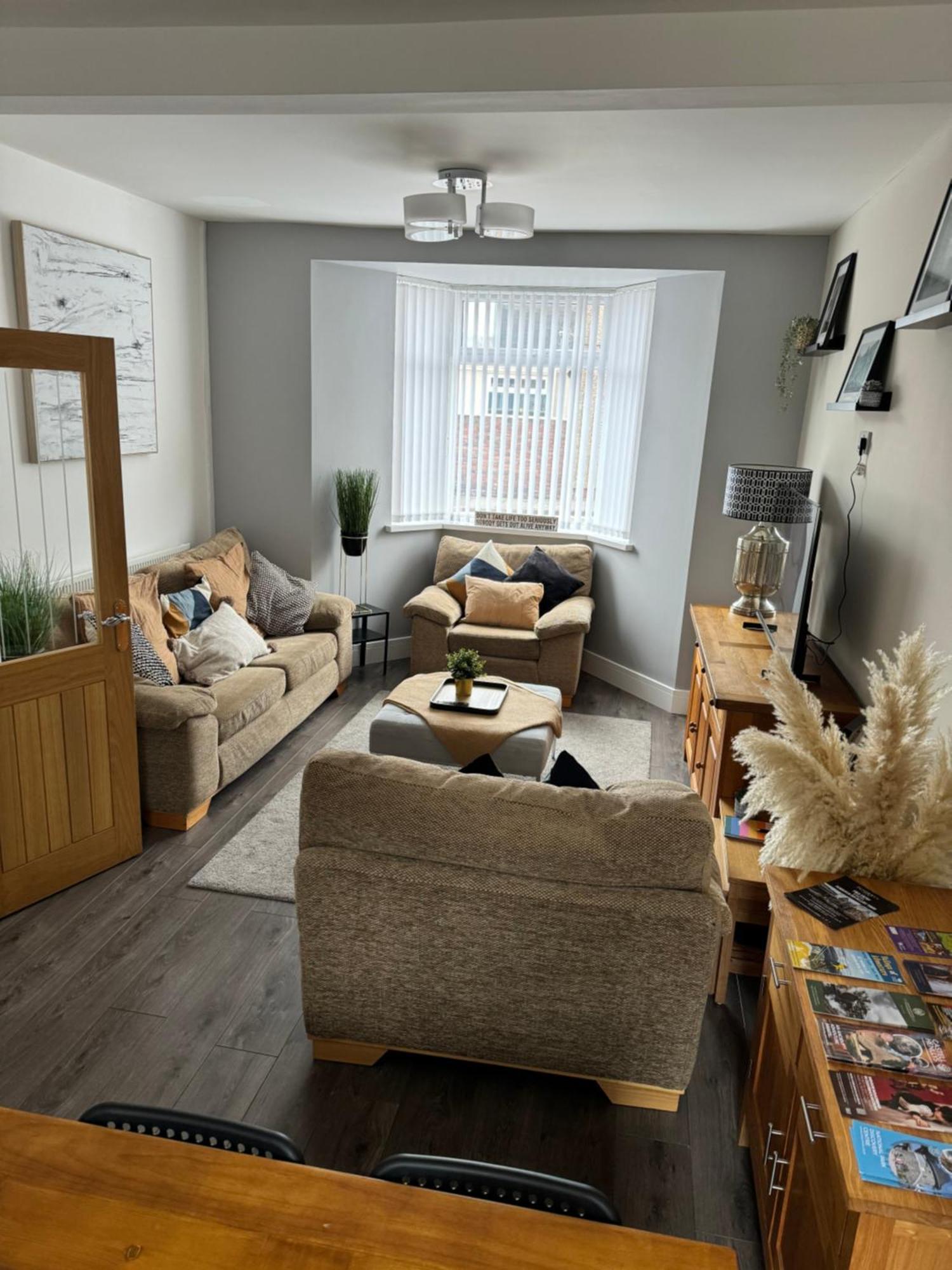Modern, Spacious And Central Location 에버데어 외부 사진
