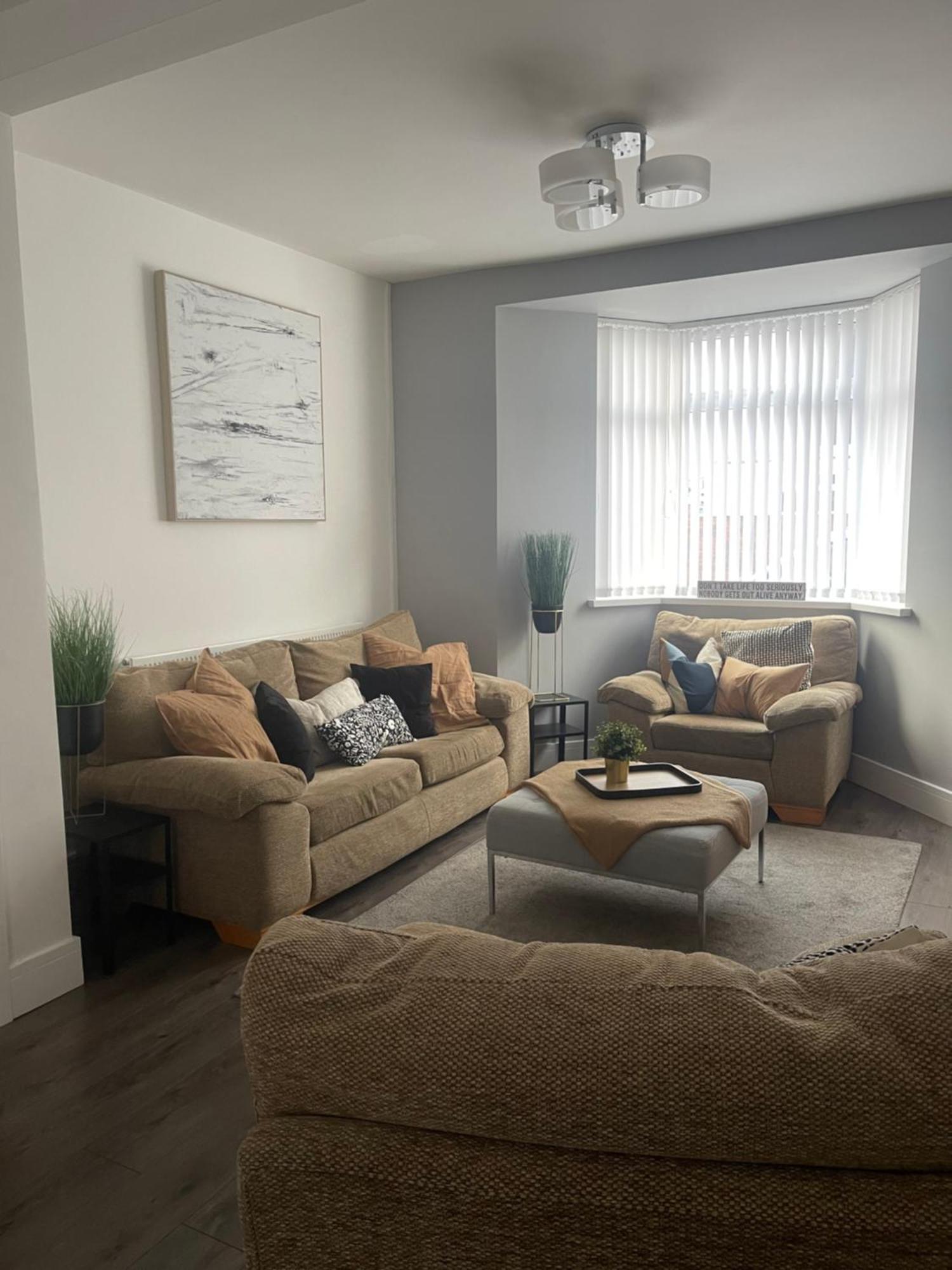 Modern, Spacious And Central Location 에버데어 외부 사진