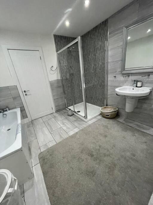 Modern, Spacious And Central Location 에버데어 외부 사진