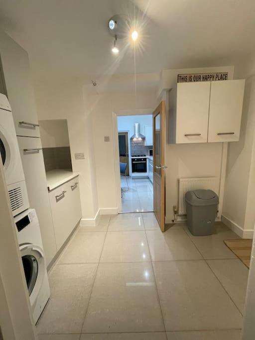 Modern, Spacious And Central Location 에버데어 외부 사진