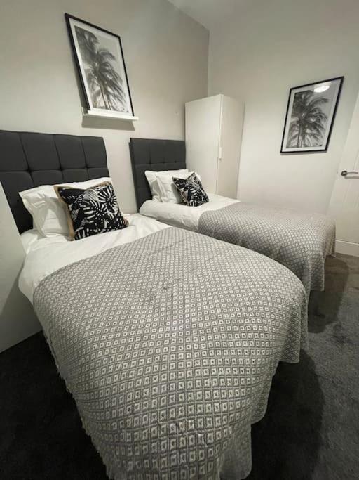 Modern, Spacious And Central Location 에버데어 외부 사진
